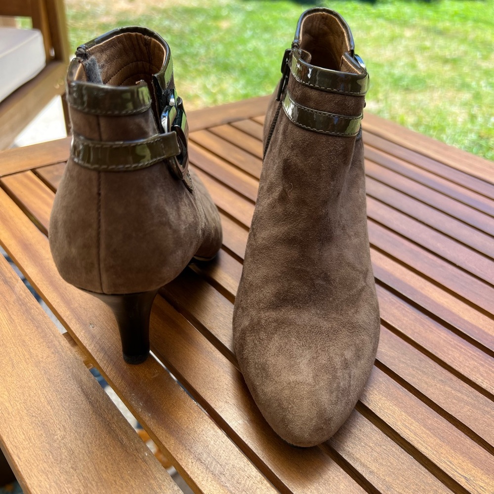 Beautiful Women’s Sofft Suede Booties size 6